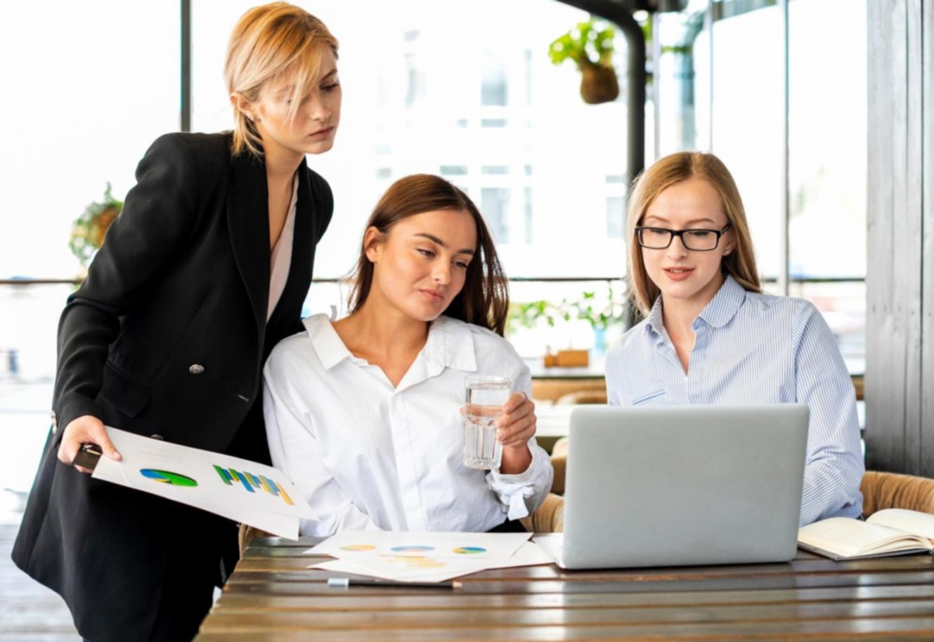 Séance de formation avec expert financier